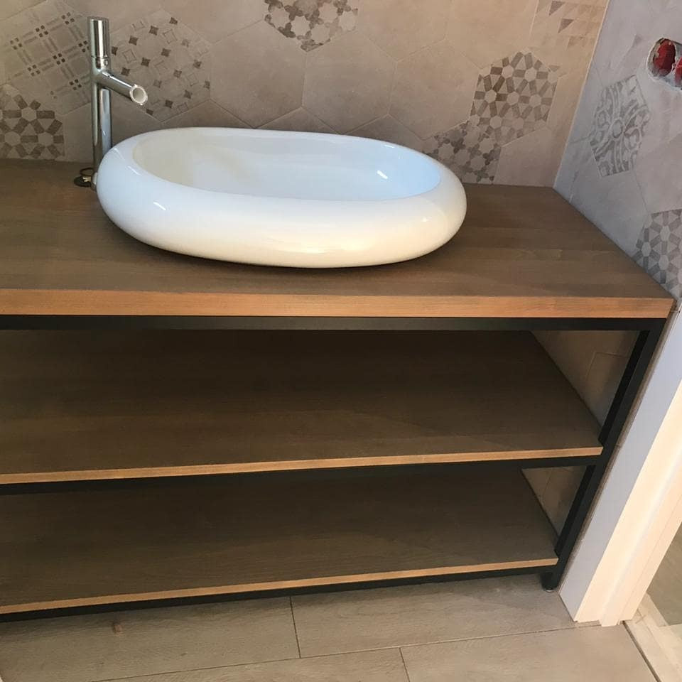 Стеллаж из бука с раковиной