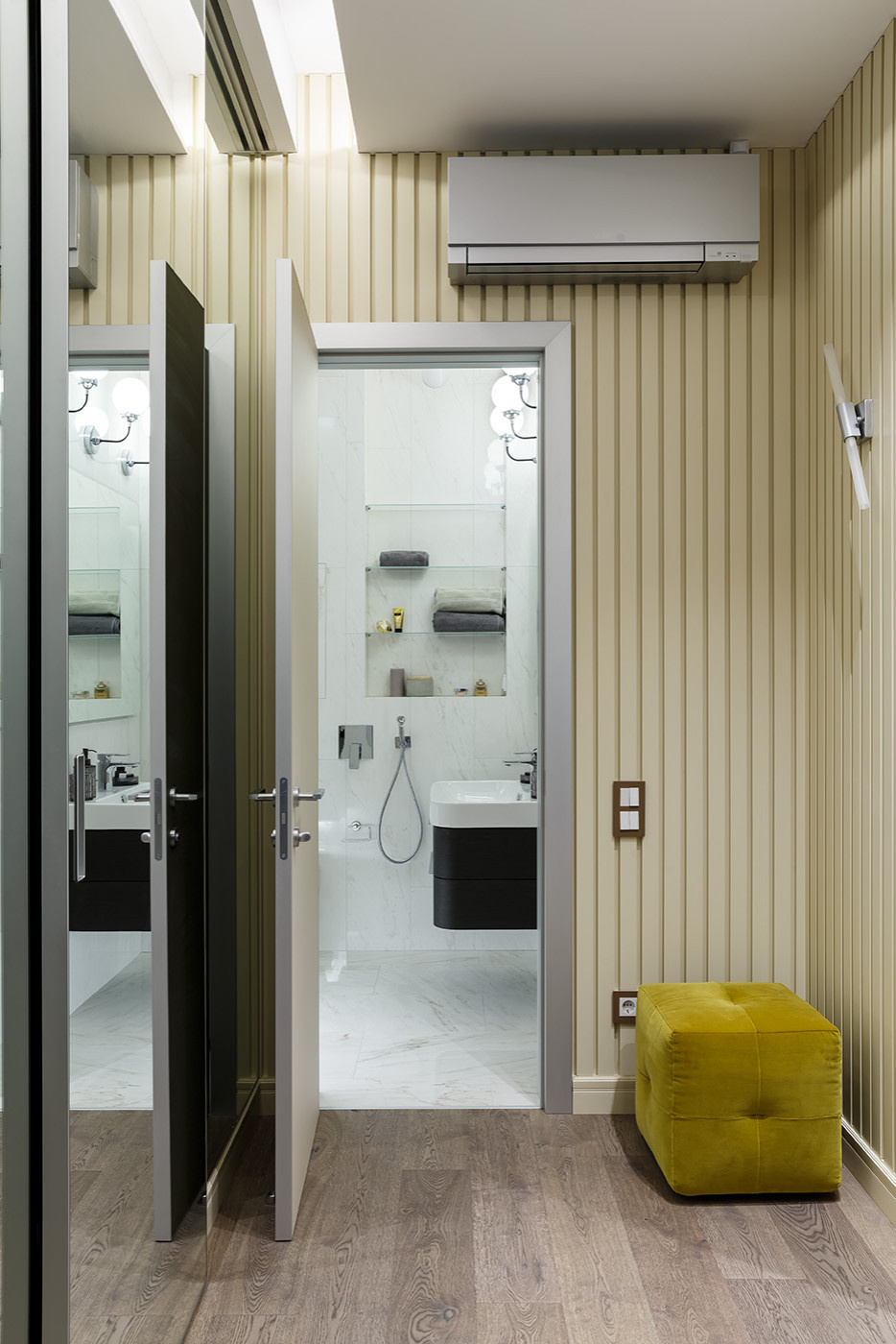 Вход в мастер-ванную из спальни