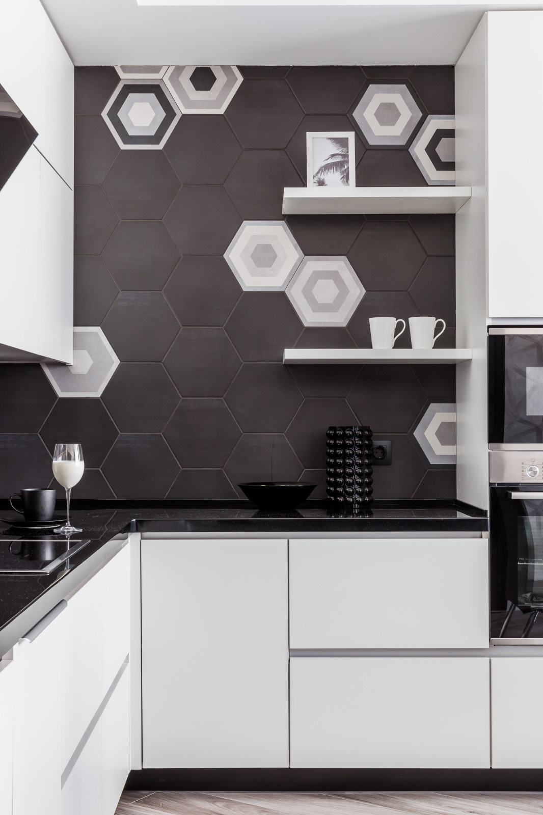 Монохромный интерьер в 2-х комнатной квартире