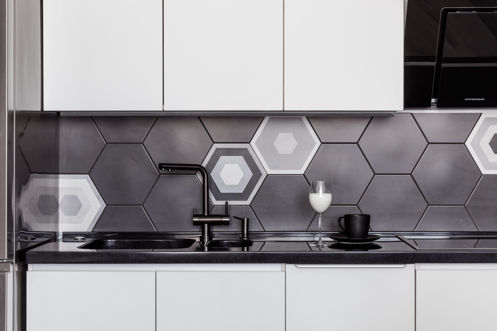 Монохромный интерьер в 2-х комнатной квартире