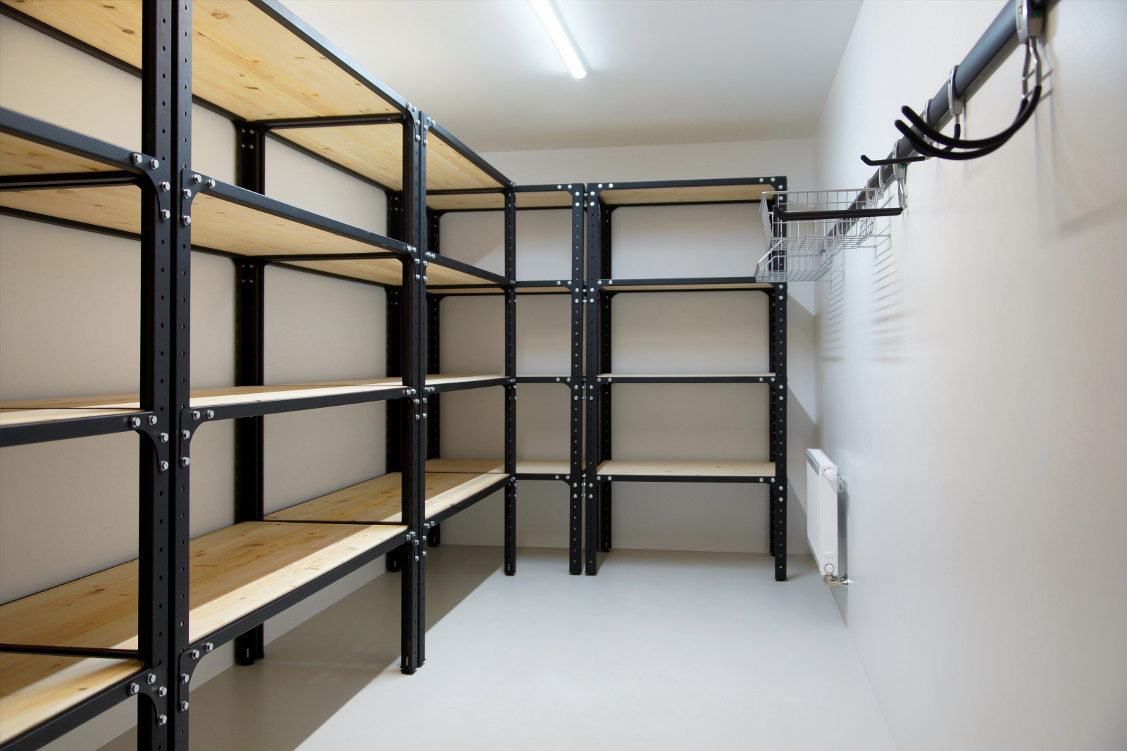 Обложка проекта: Стеллажи в подвале