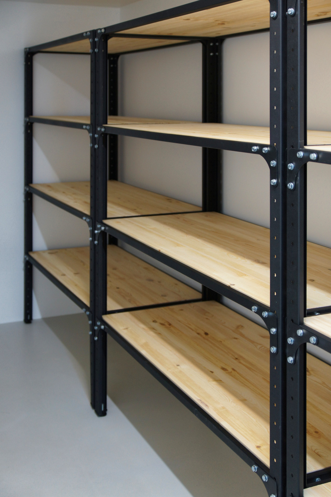 Стеллажи в подвале