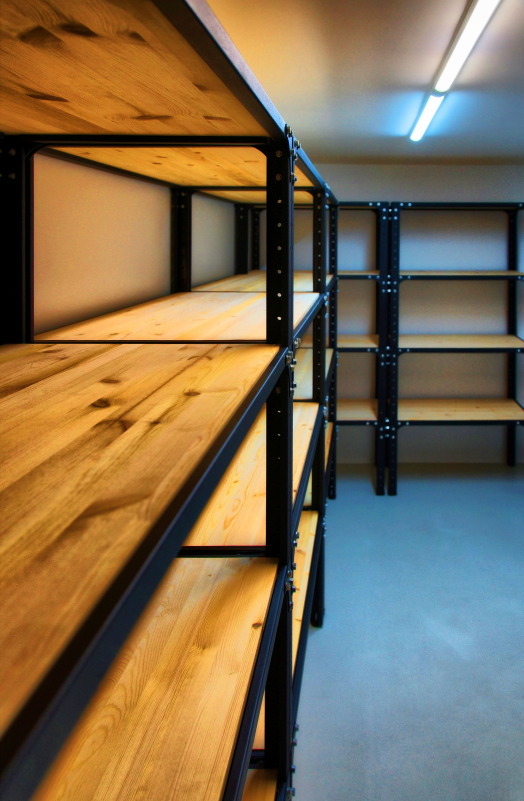 Стеллажи в подвале