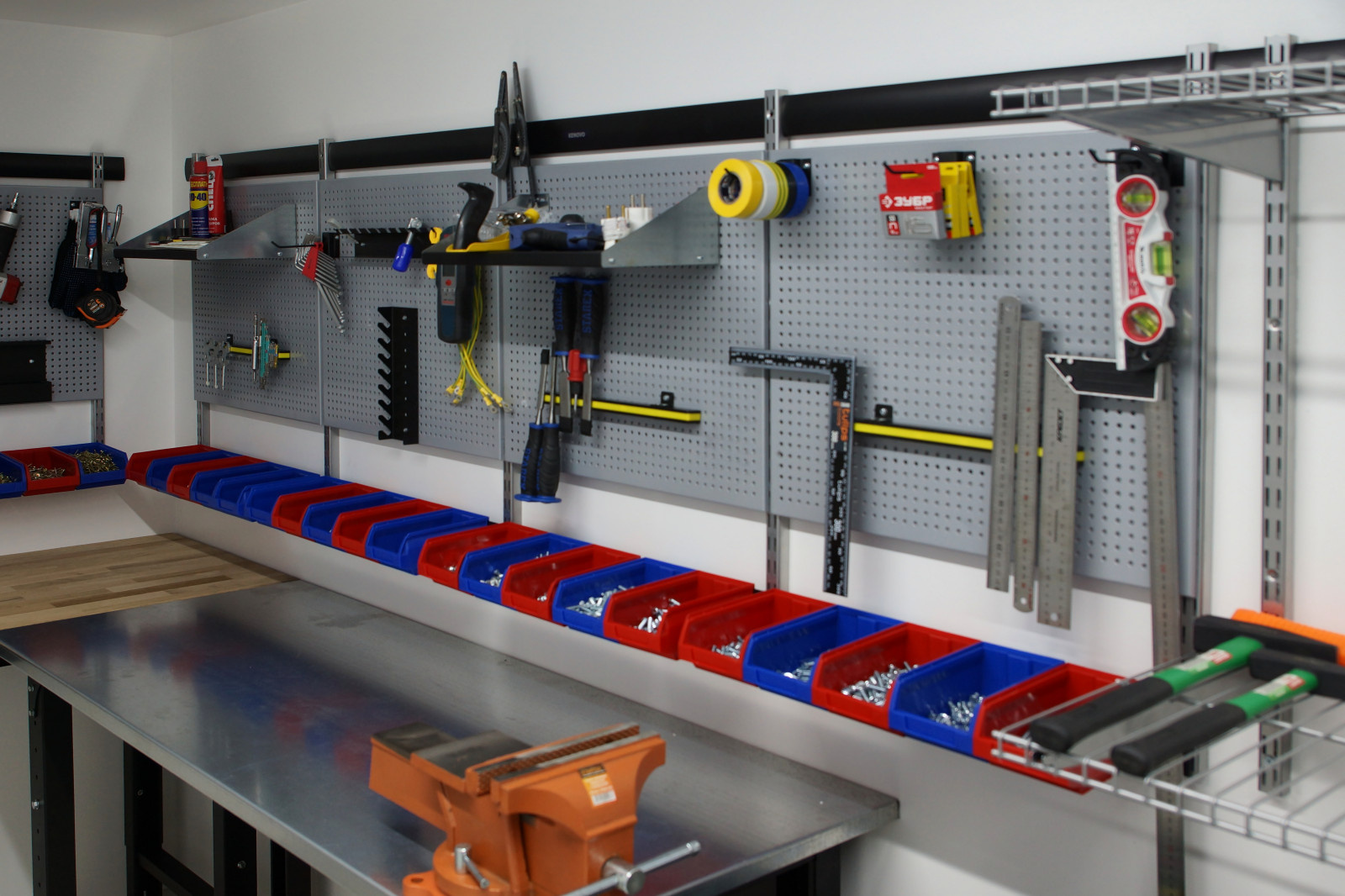 Стеллажи в подвале