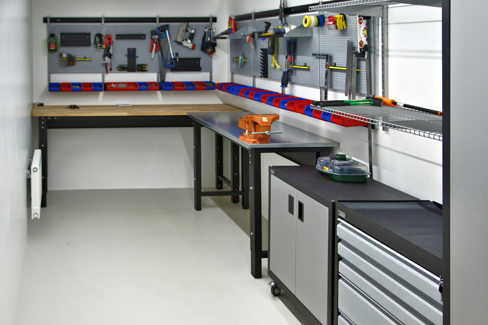 Стеллажи в подвале