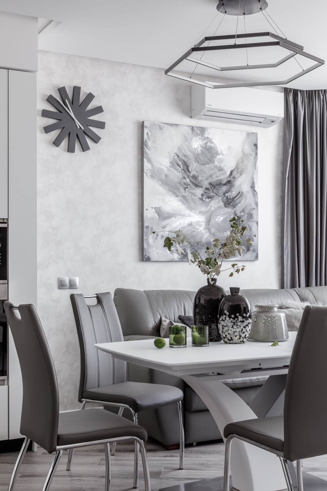 Монохромный интерьер 2-х комнатной квартиры