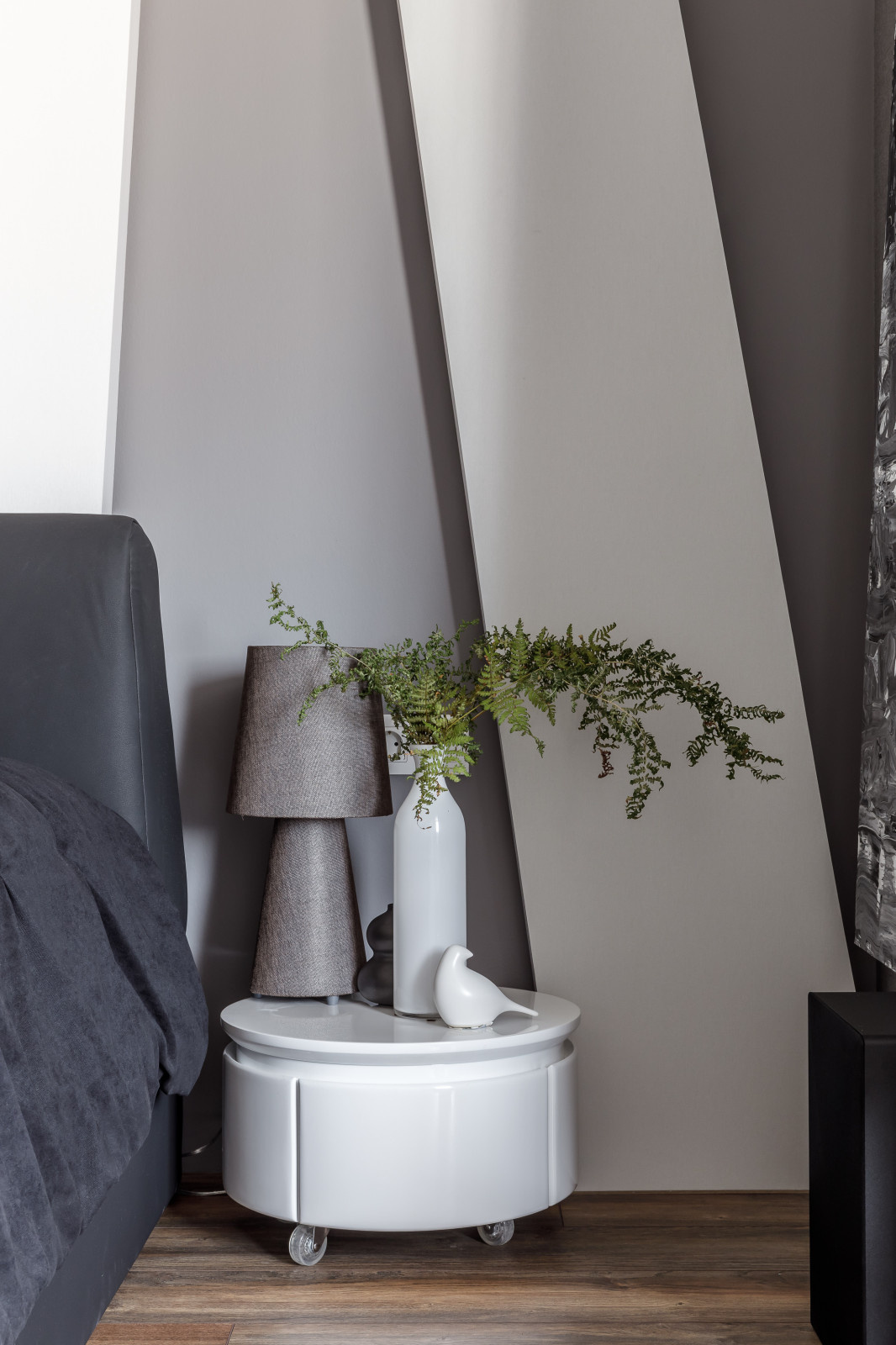 Монохромный интерьер 2-х комнатной квартиры