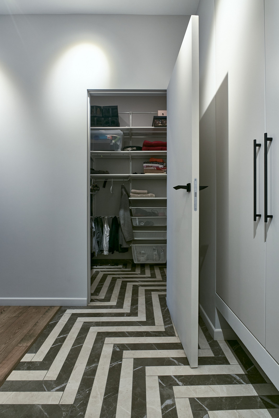 Houzz тур: Первая квартира для поклонника экстрима и фотографии