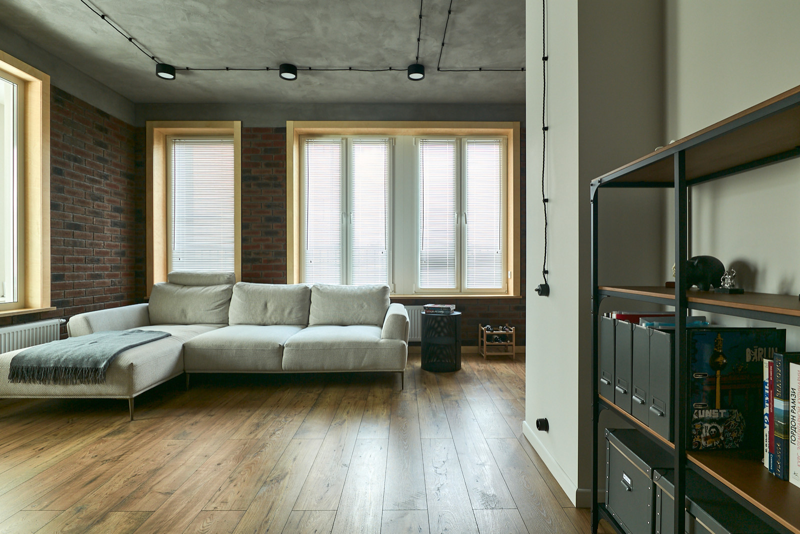 Houzz тур: Первая квартира для поклонника экстрима и фотографии