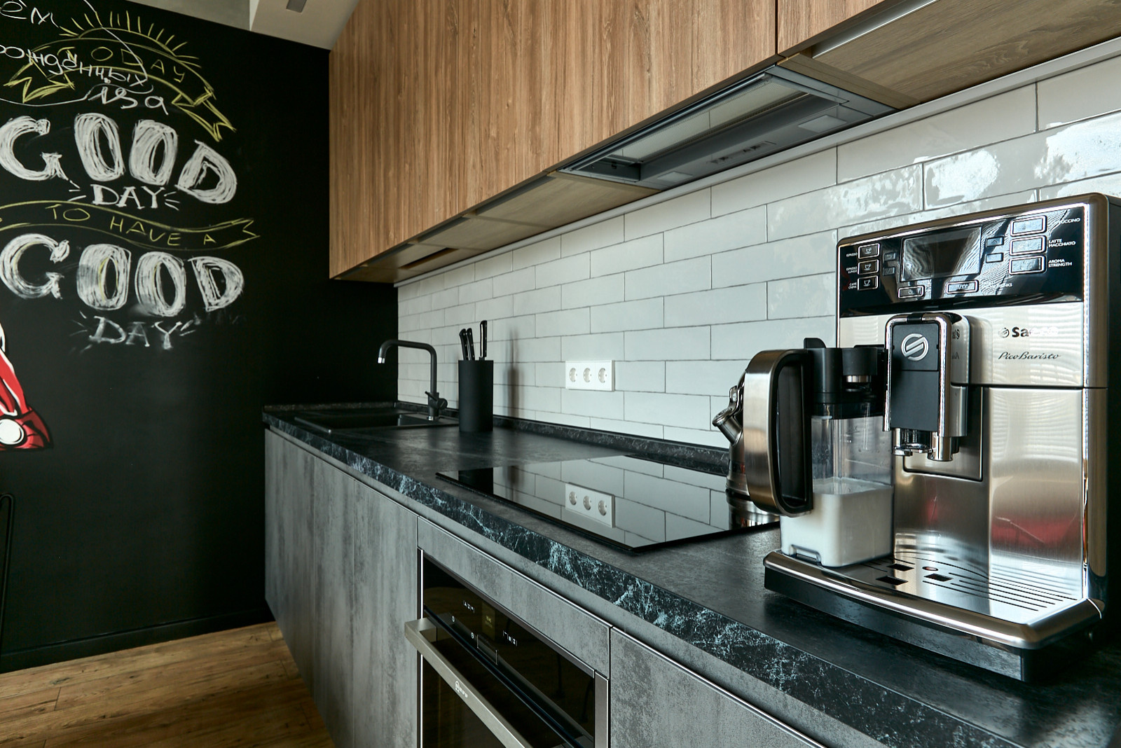 Houzz тур: Первая квартира для поклонника экстрима и фотографии