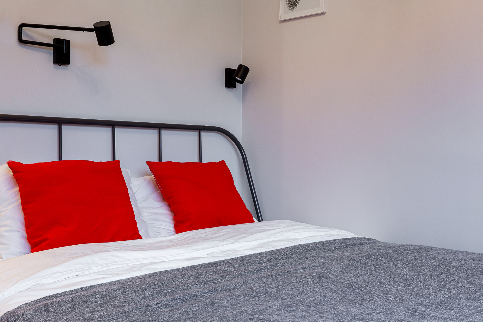 Студия с красными акцентами