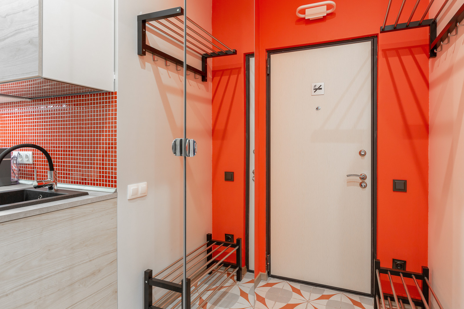 Студия с красными акцентами