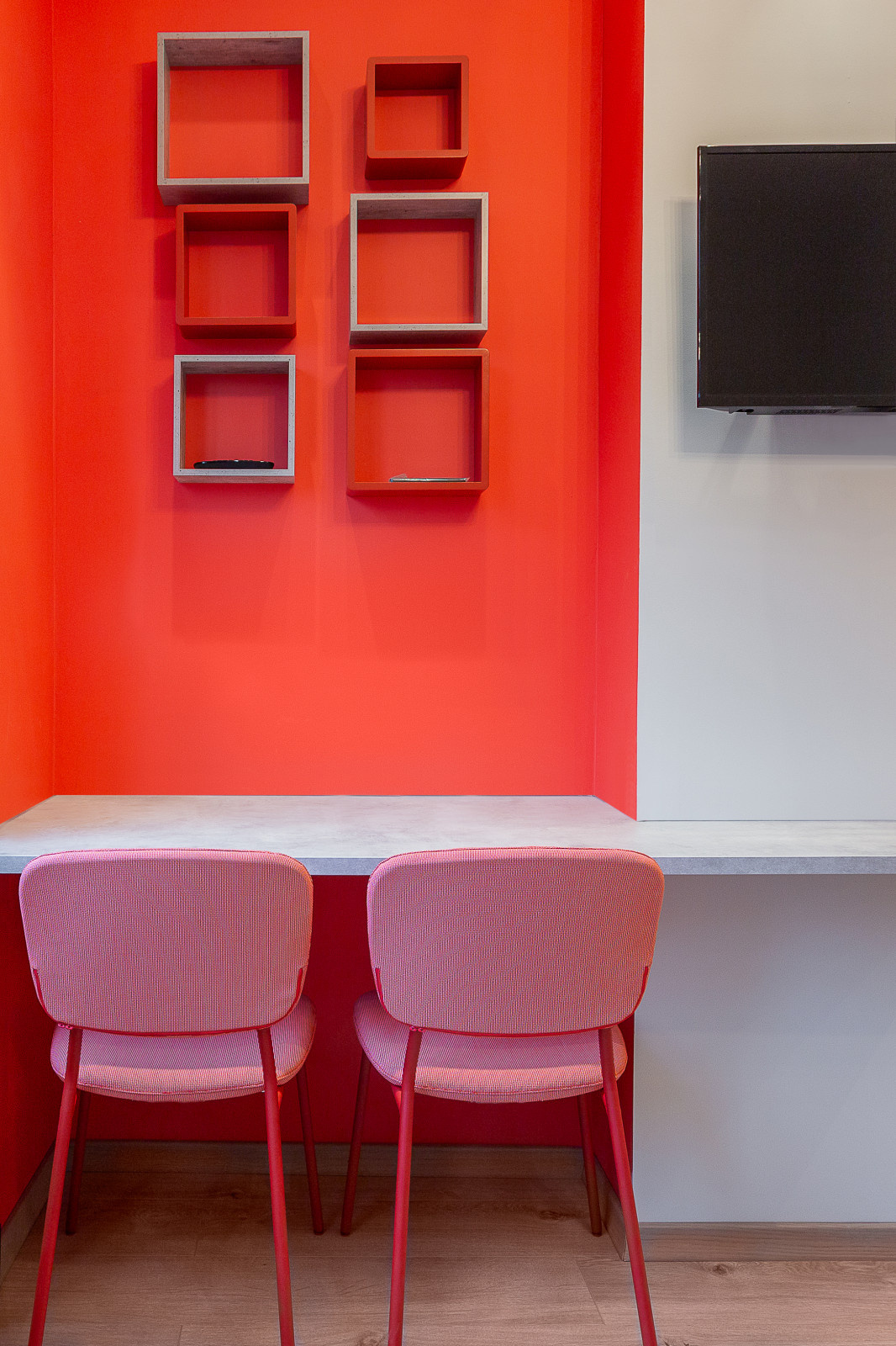 Студия с красными акцентами