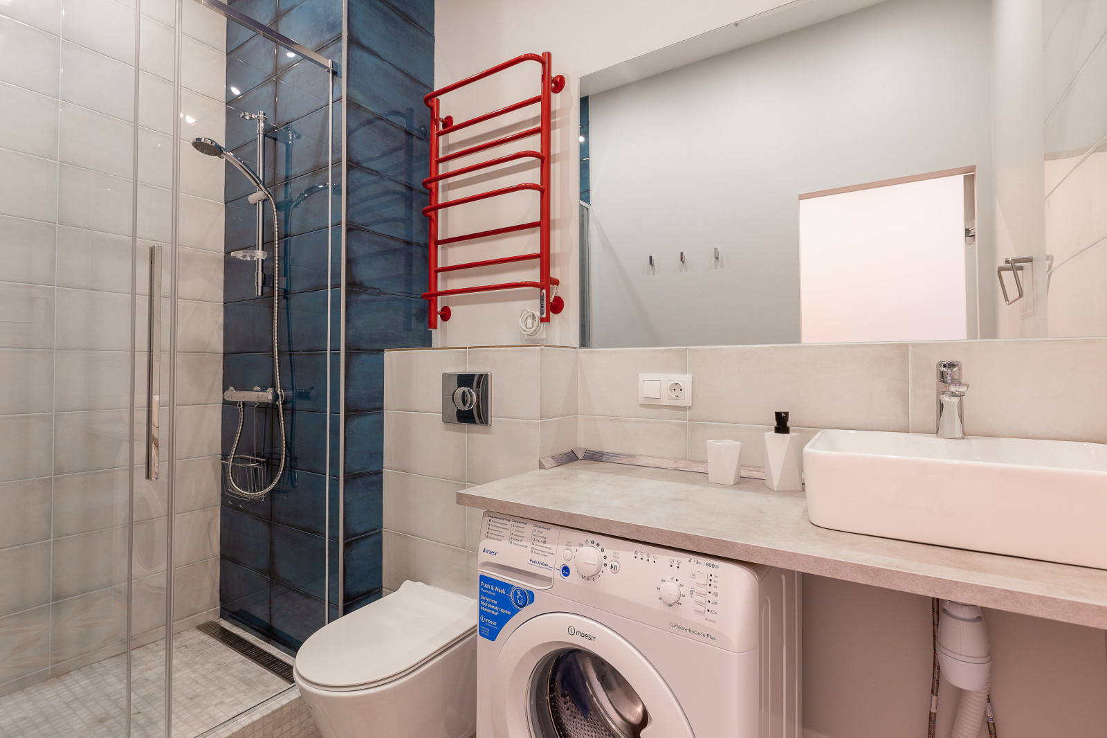 Студия с красными акцентами