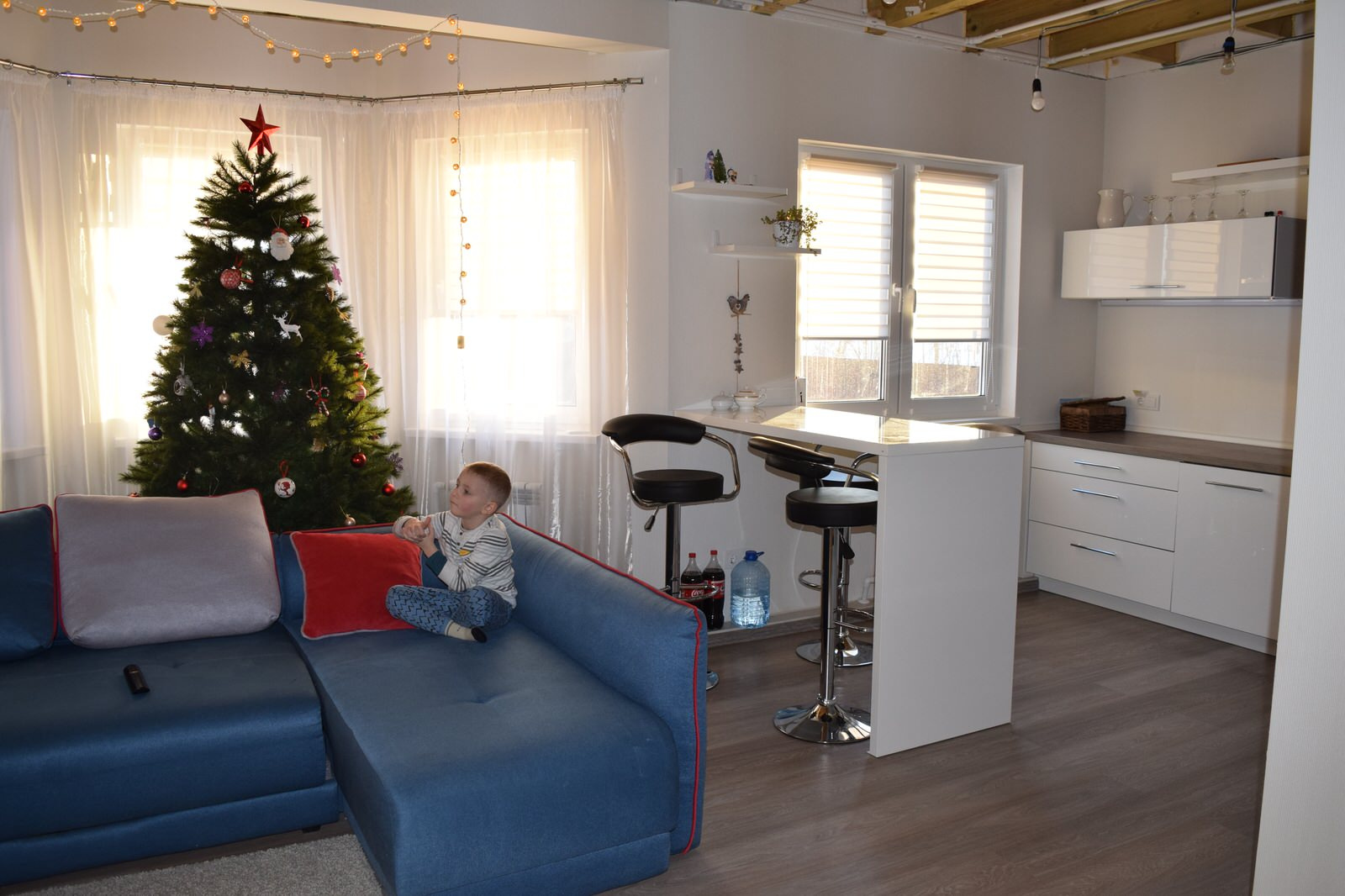 угловая кухня с барной стойкой в дом серая/белая