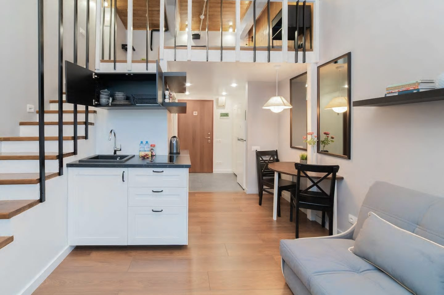 Двухэтажная студия, обшитая деревом