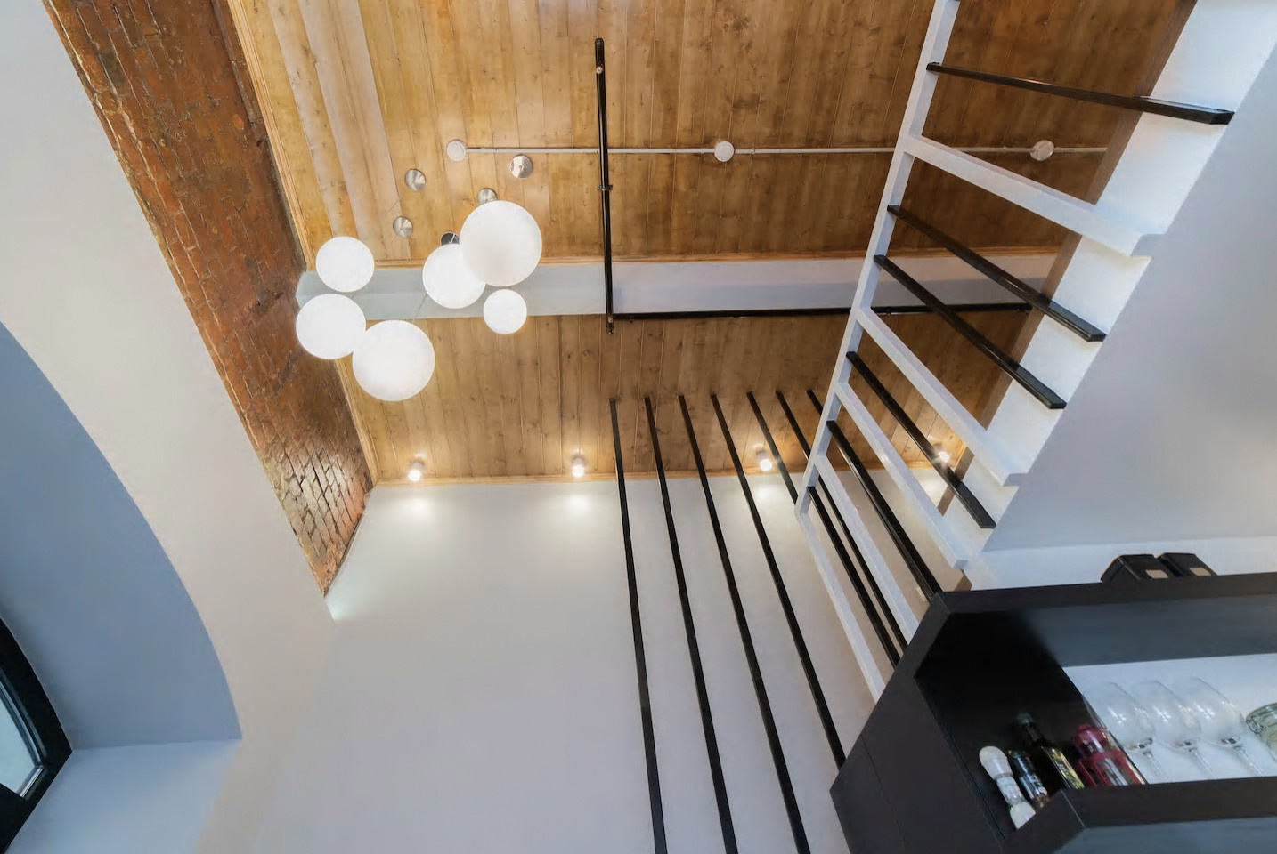 Двухэтажная студия, обшитая деревом