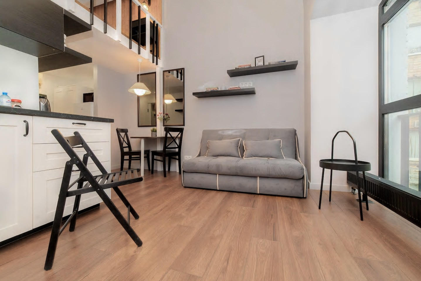 Двухэтажная студия, обшитая деревом