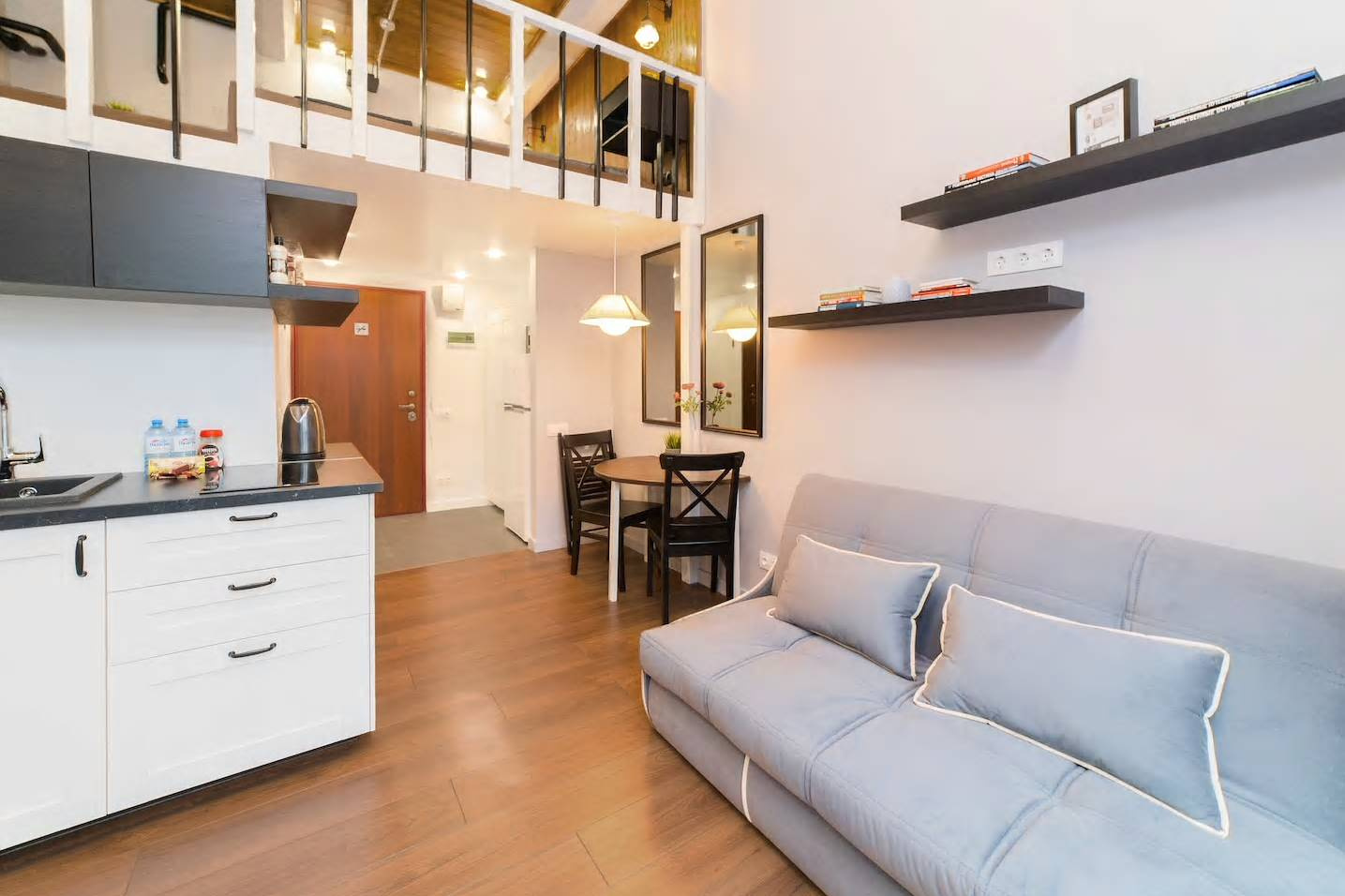 Двухэтажная студия, обшитая деревом