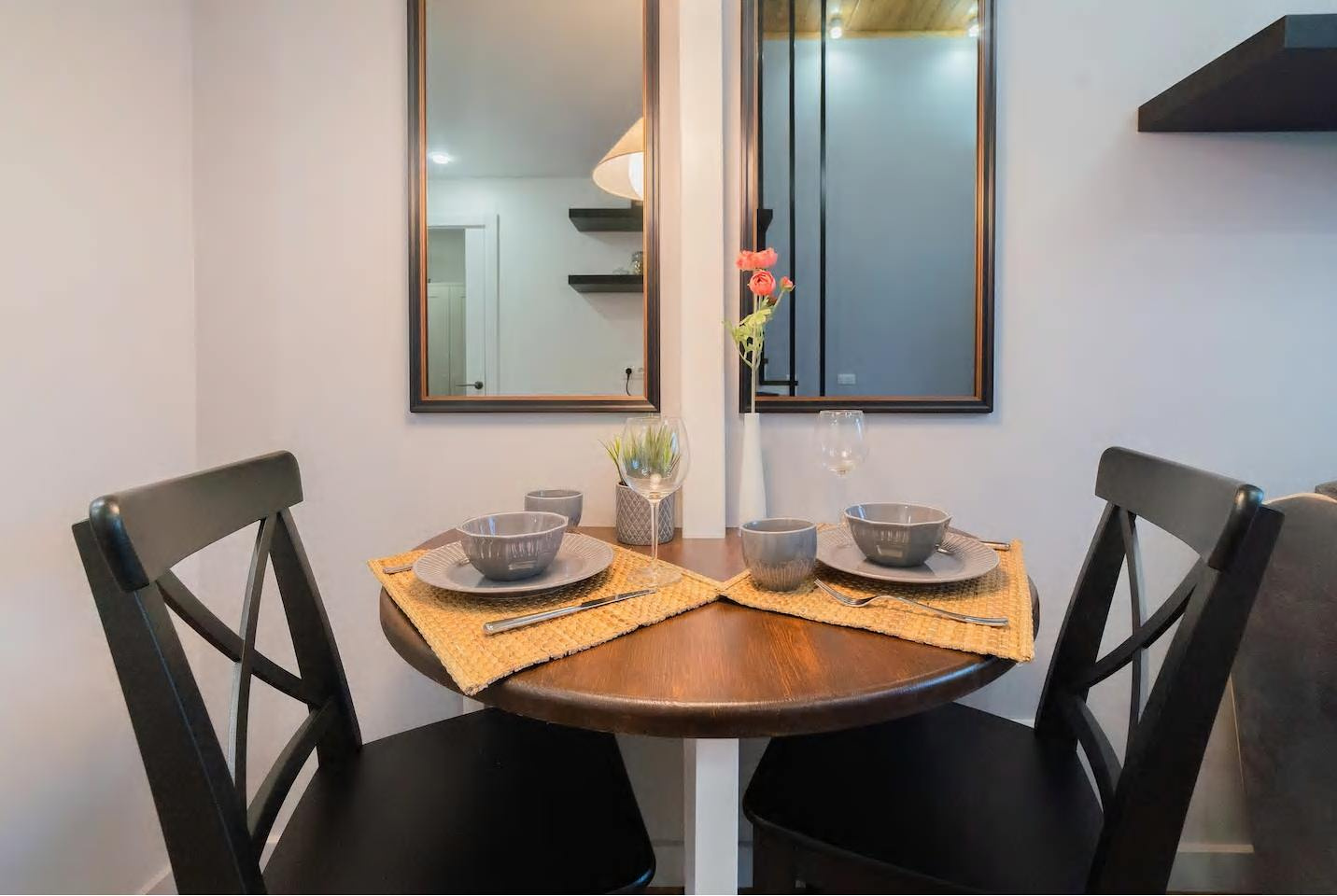 Двухэтажная студия, обшитая деревом