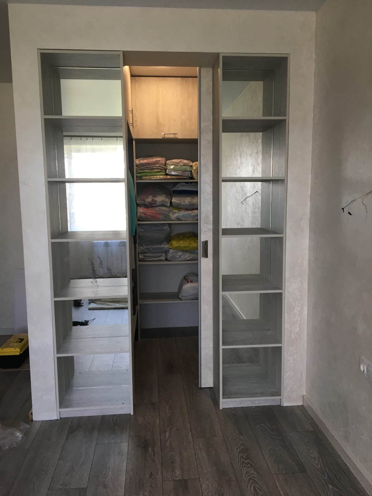 Обложка проекта: egger h1401, декоративная штукатурка, подвесная система "НАЙДИ"