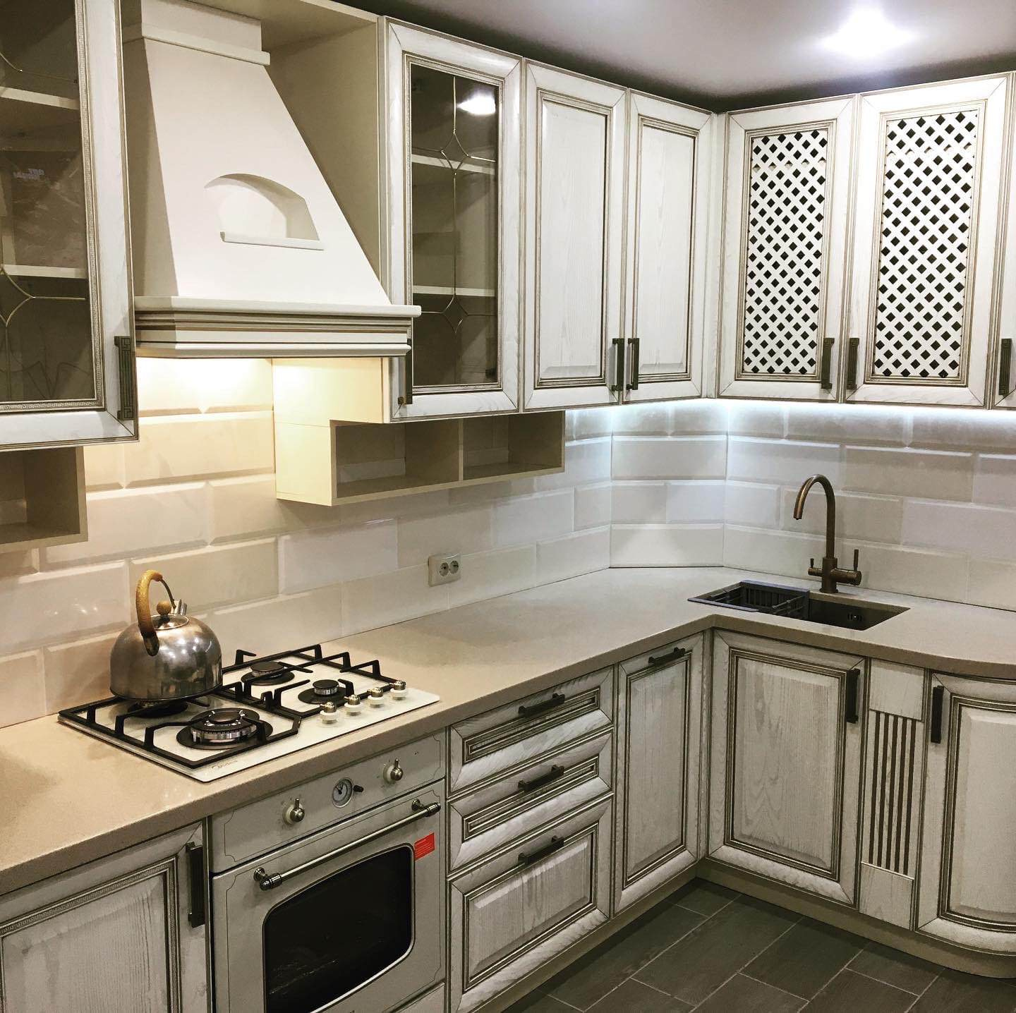 Обложка проекта: массив ясеня с патиной бронза, каменная столешница