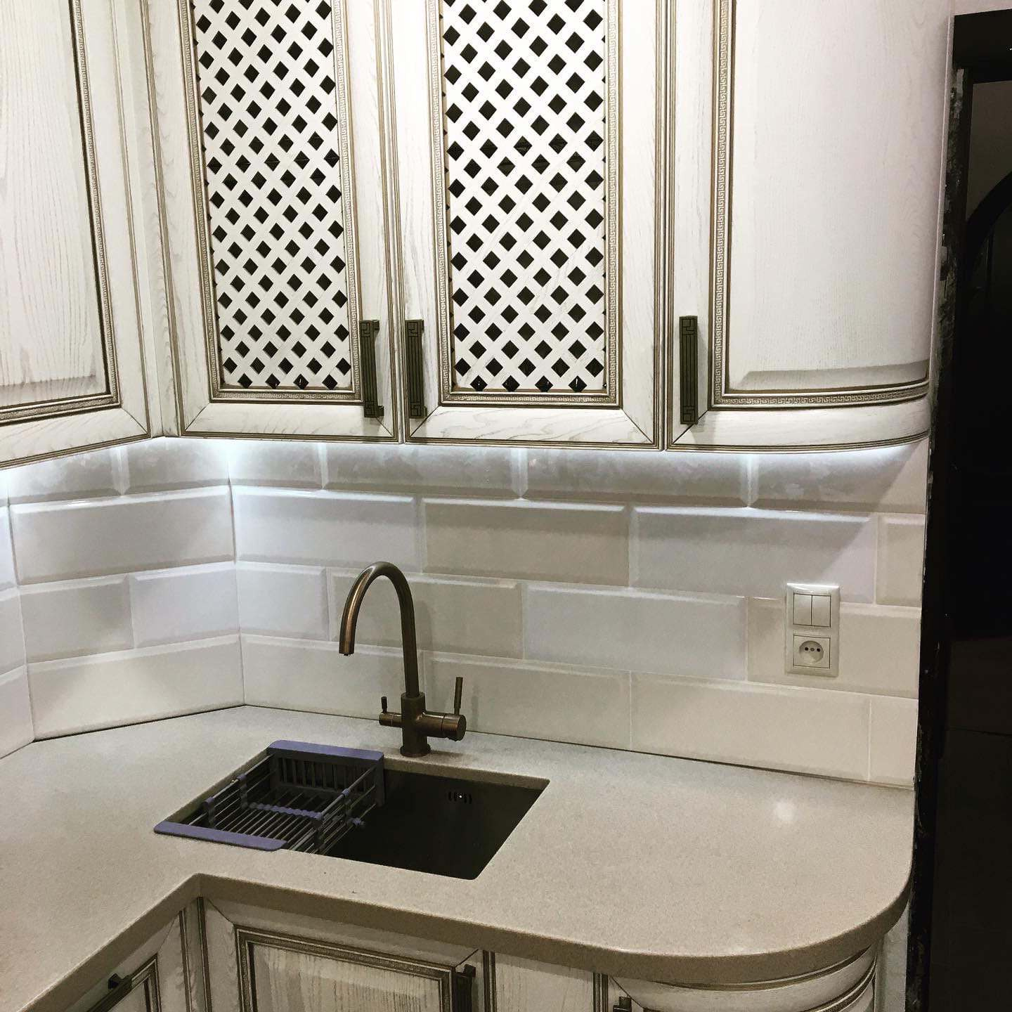 массив ясеня с патиной бронза, каменная столешница