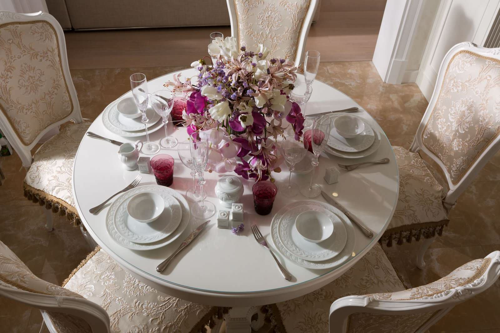 Интерьер светлой кухни-столовой от Mirt