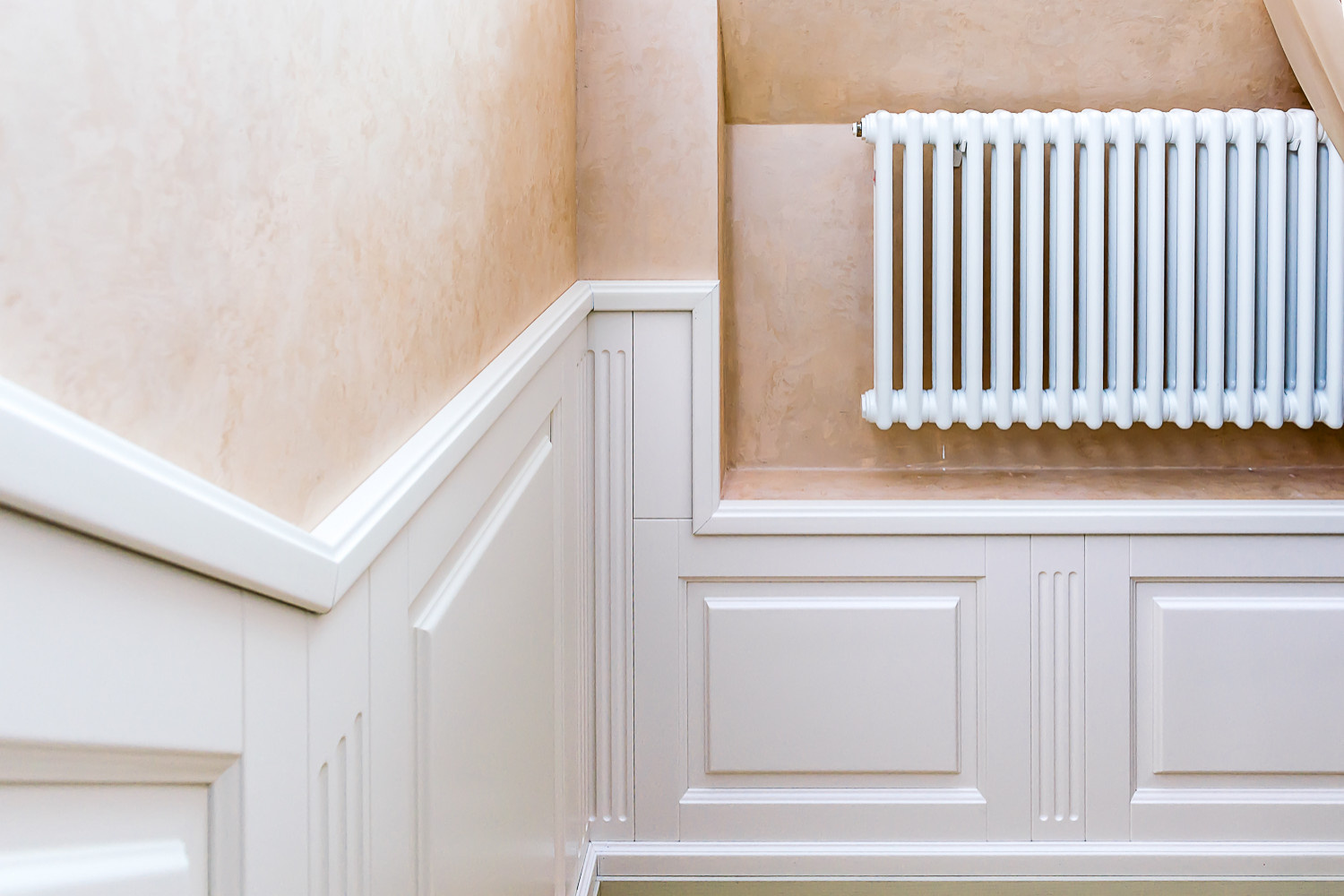 Лестница в классическом стиле из ясеня