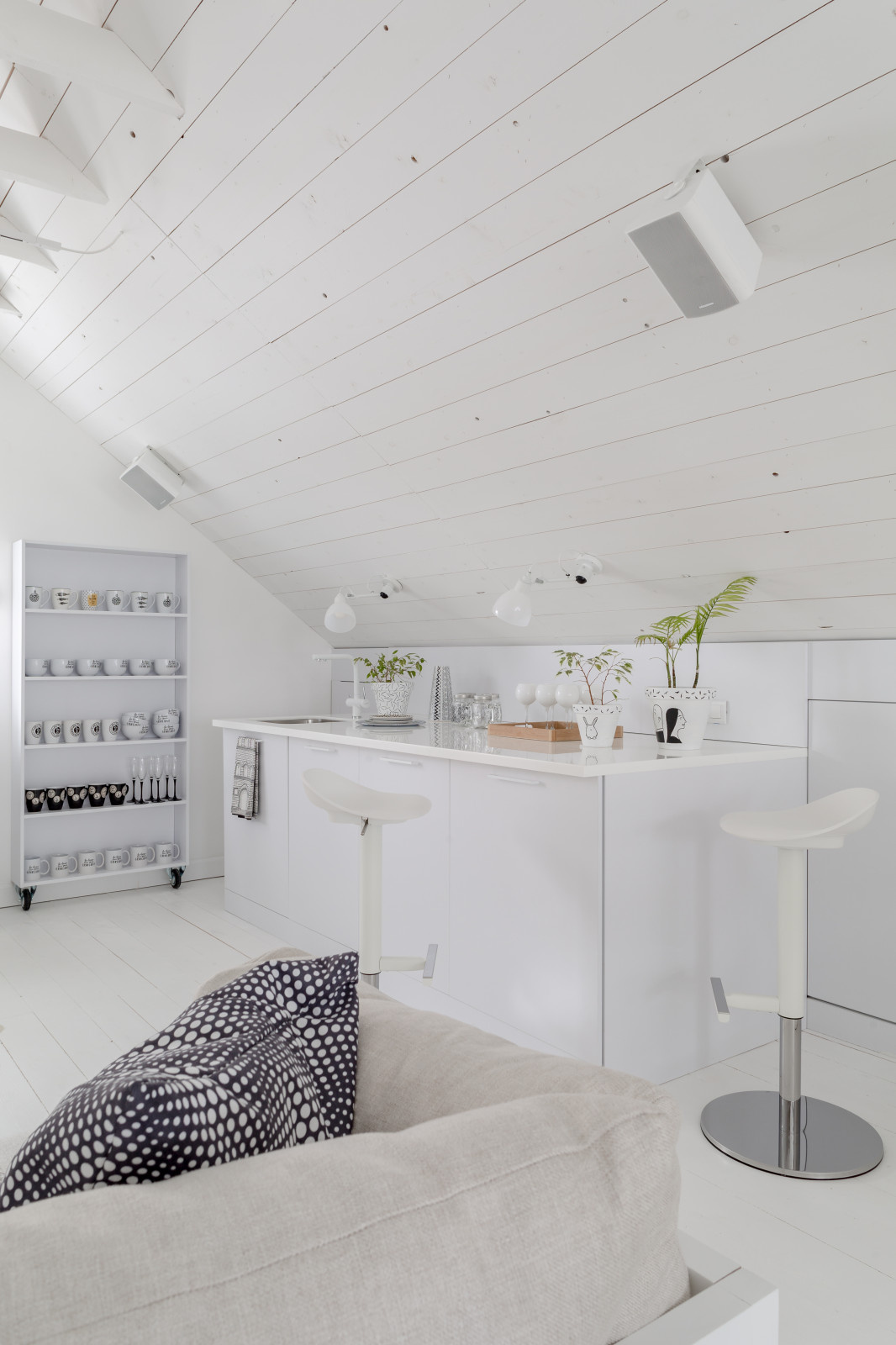 Белая мансарда.