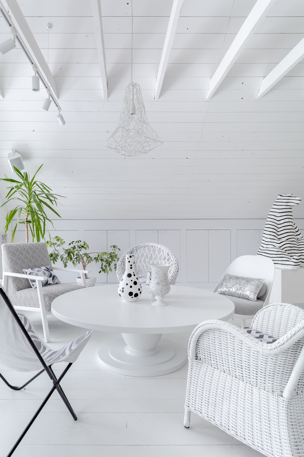 Белая мансарда.