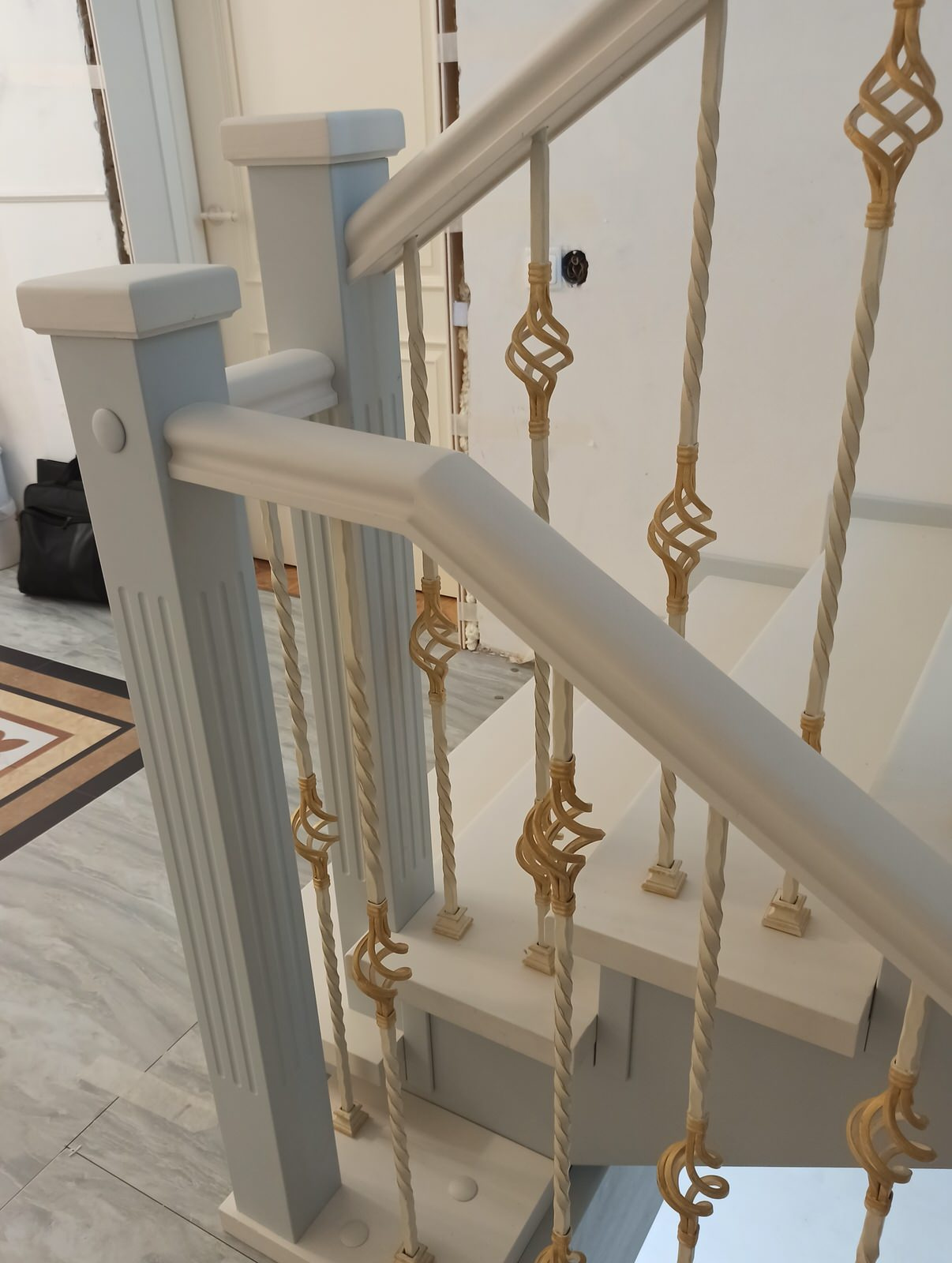 Обложка проекта: Лестница с первого по третий этаж