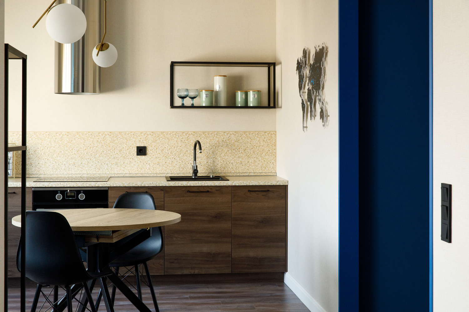 Фотоохота:  27 кухонь «без верха» — с полкой над фартуком