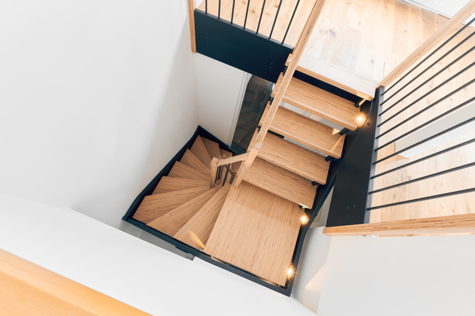 Лестница в квартире (BauBuche и элементы с эффектом необработанной стали)