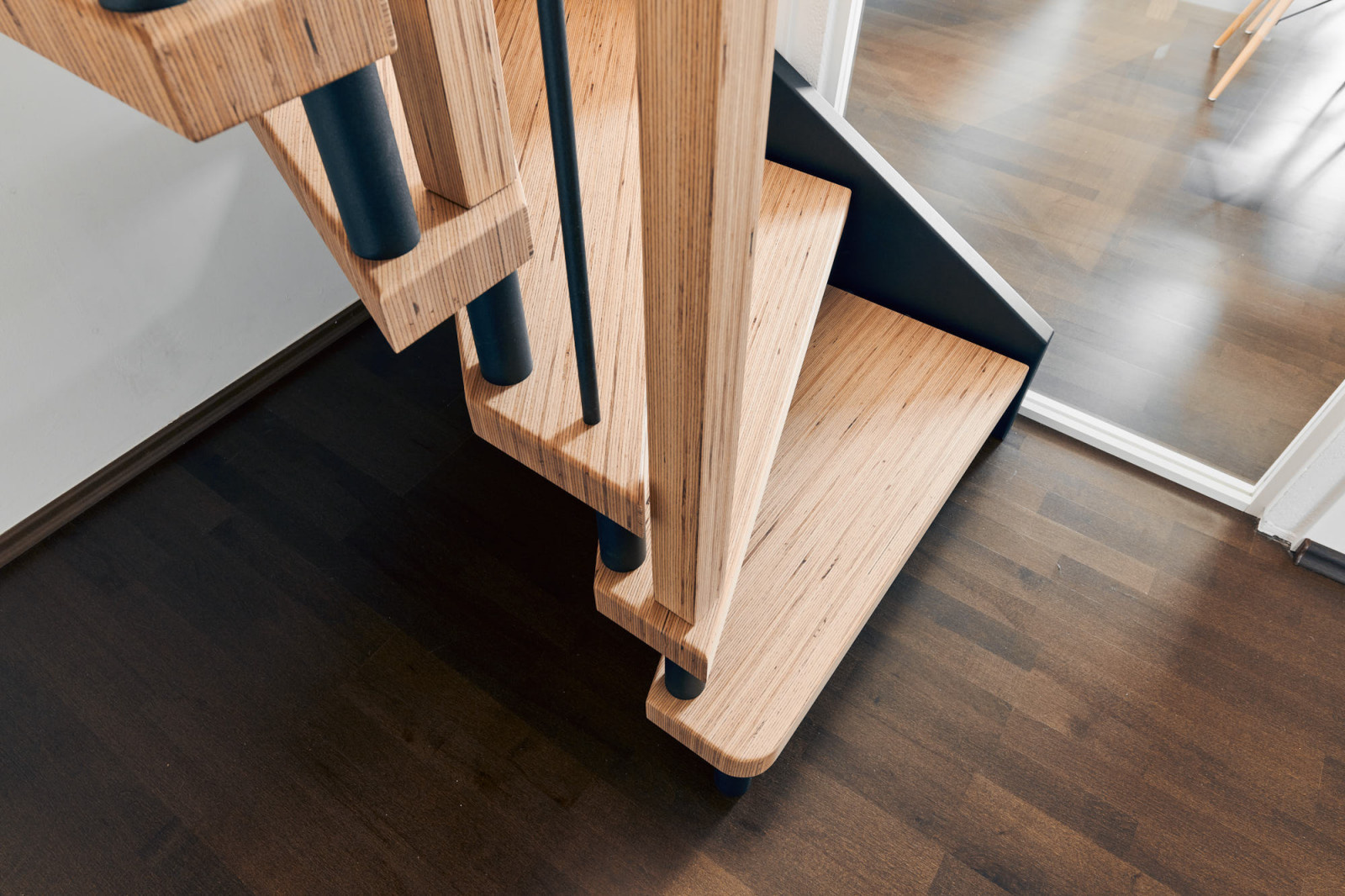 Лестница в квартире (BauBuche и элементы с эффектом необработанной стали)