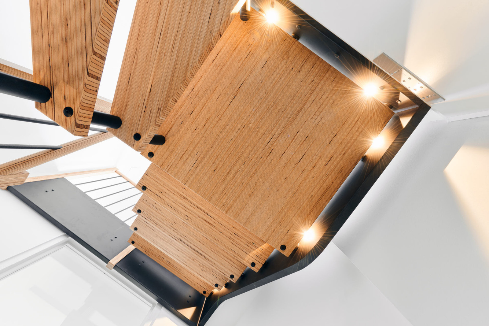 Лестница в квартире (BauBuche и элементы с эффектом необработанной стали)