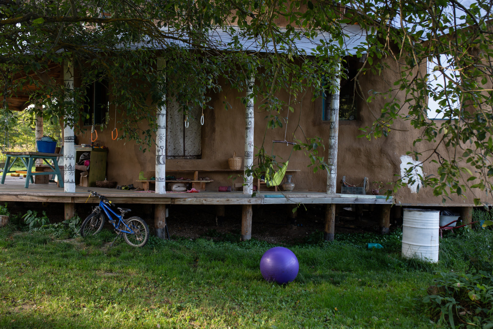 В гостях: Соломенный дом, вдохновленный Зеленой школой на Бали