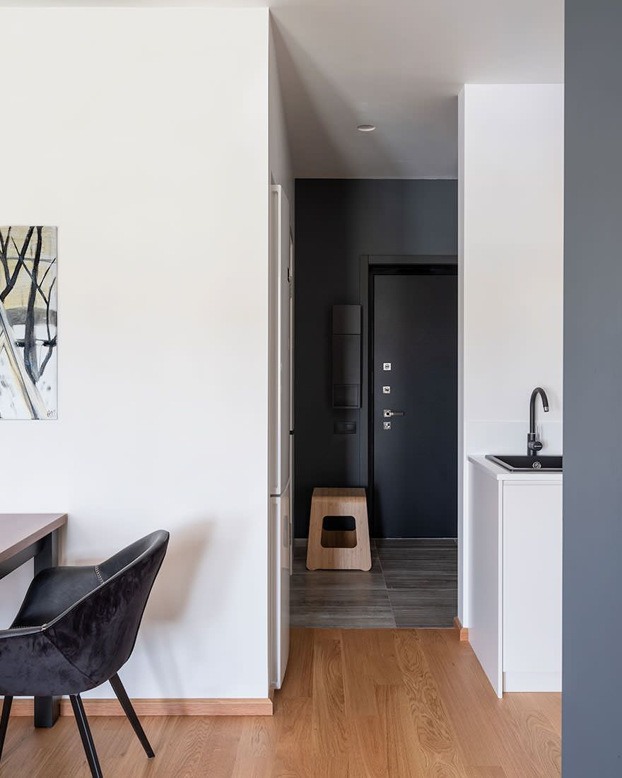 Просто фото: Когда холодильник не помещается на кухне