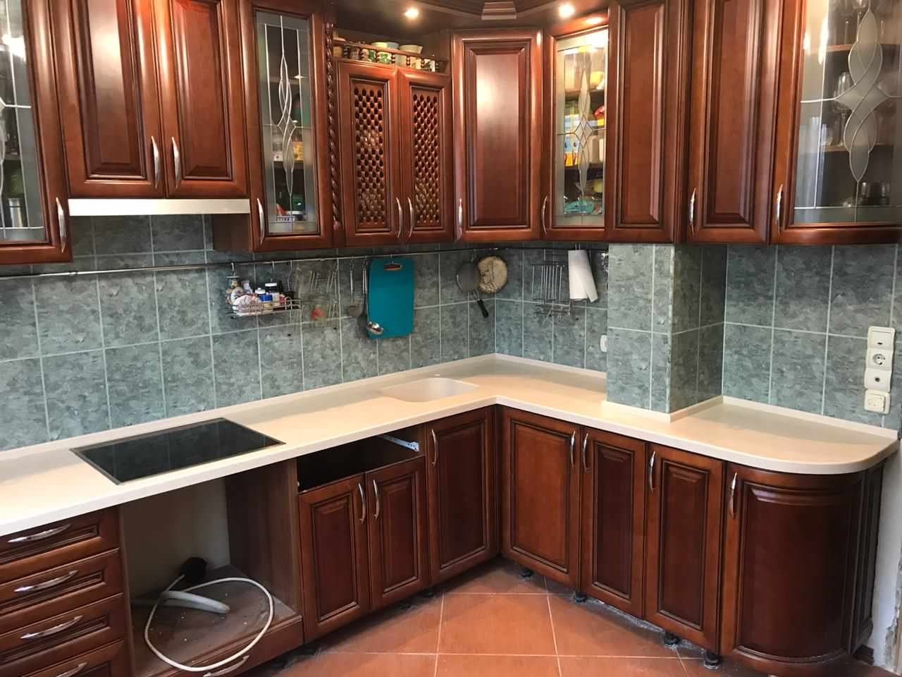 Столешница из искусственного камня для кухни в классическом стиле