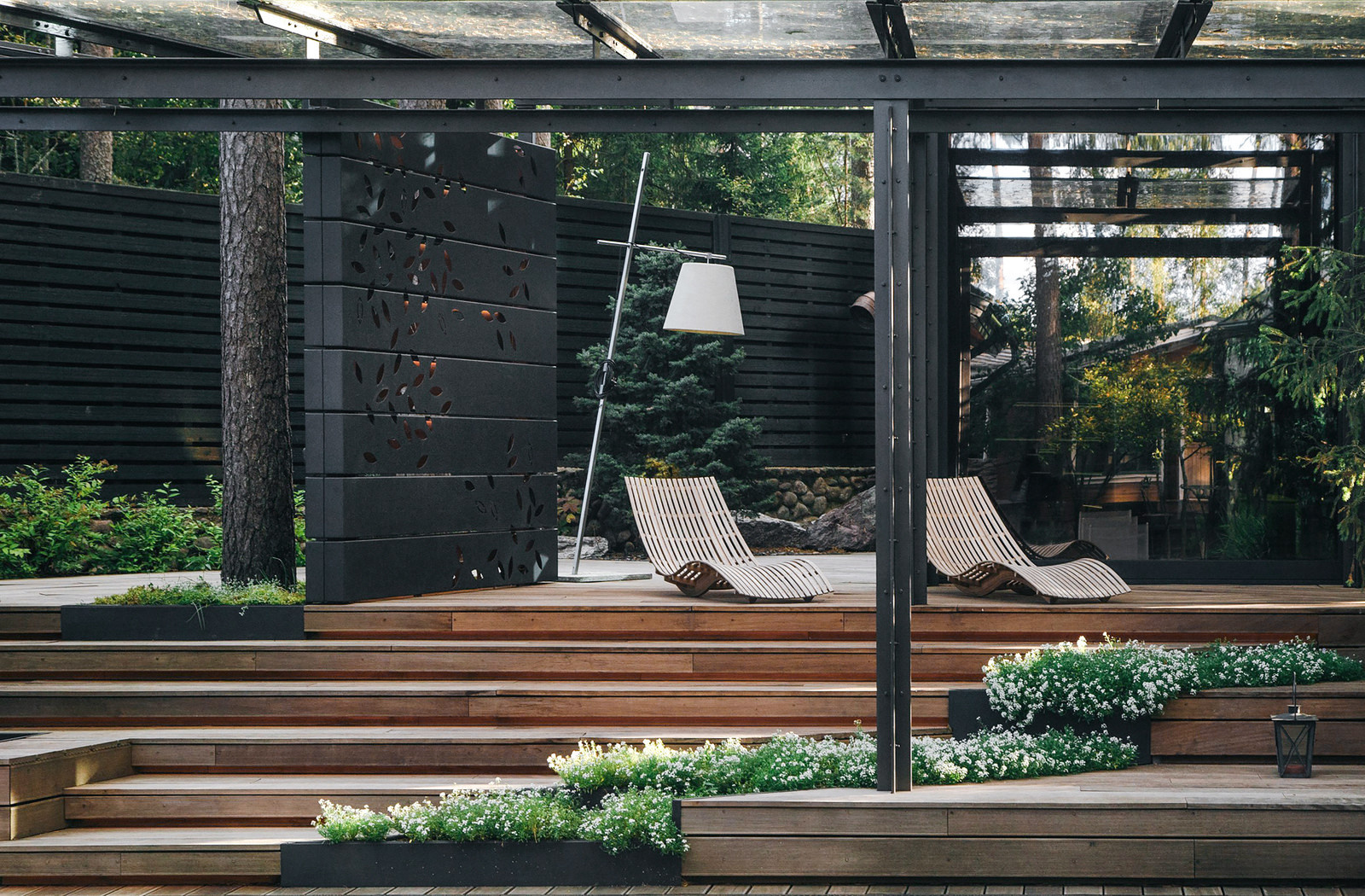 Уличная перегородка с подсветкой.