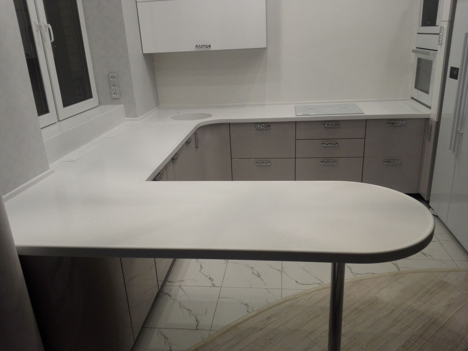 Столешница из искусственного камня белого цвета