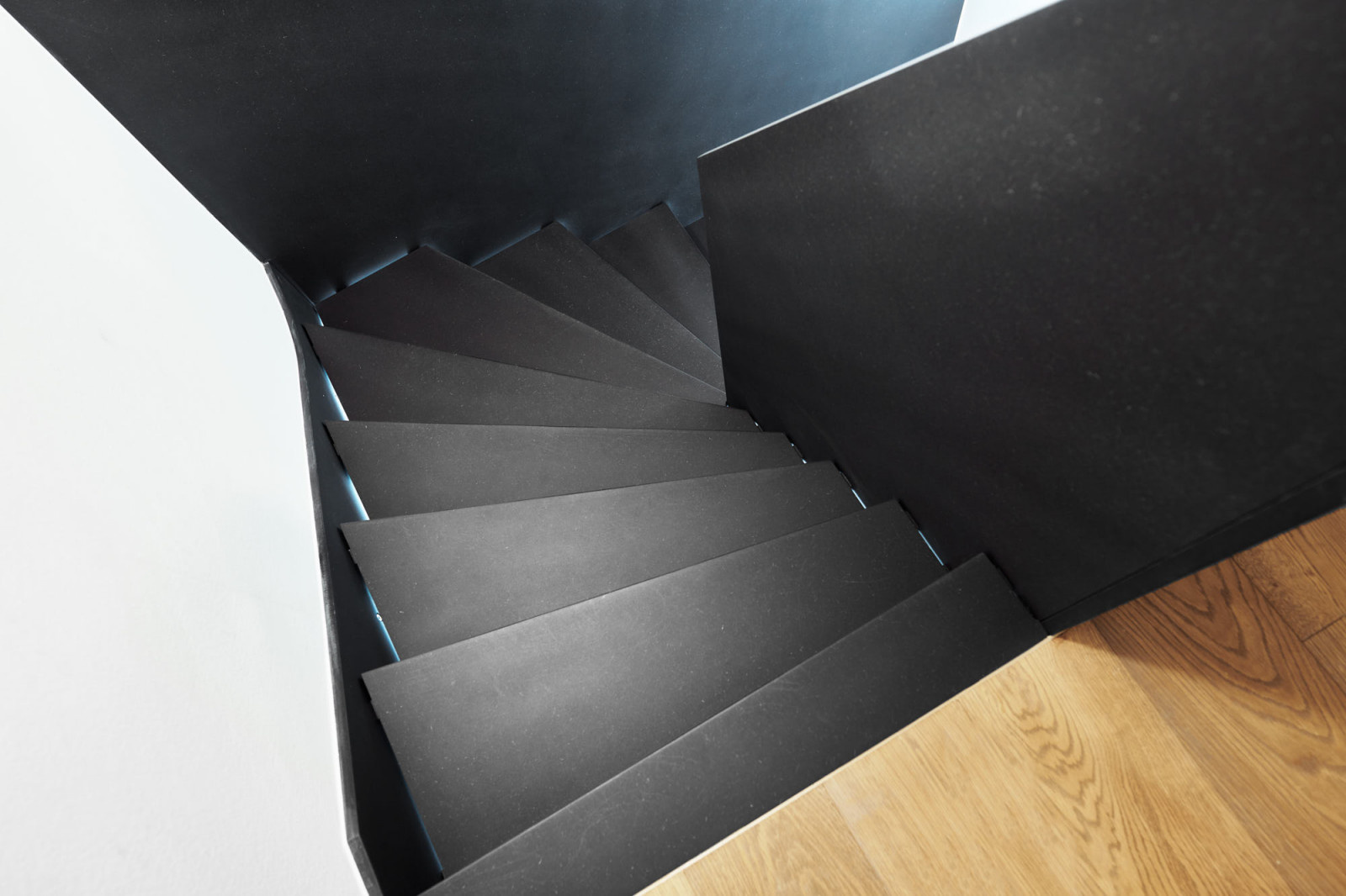 Черная лестница в проеме с окном