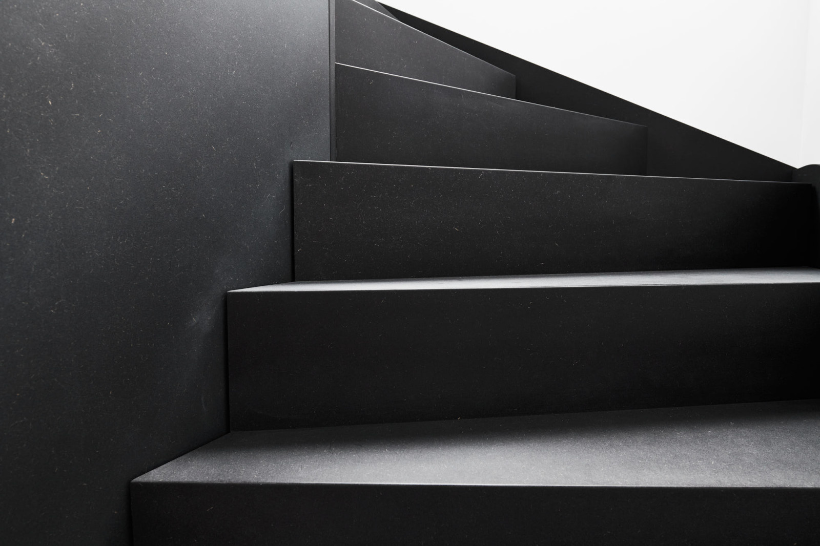 Черная лестница в проеме с окном