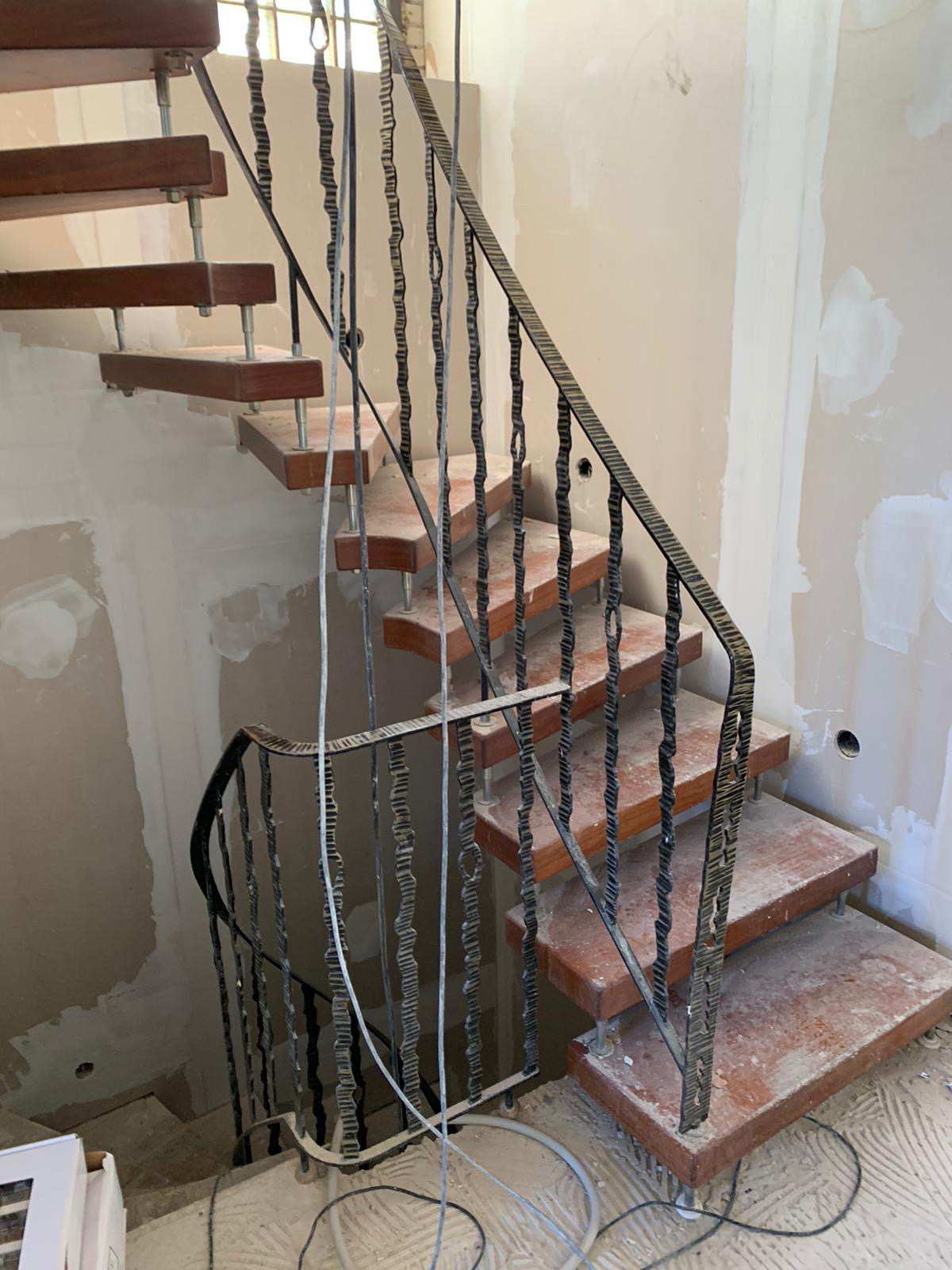 Черная лестница в проеме с окном