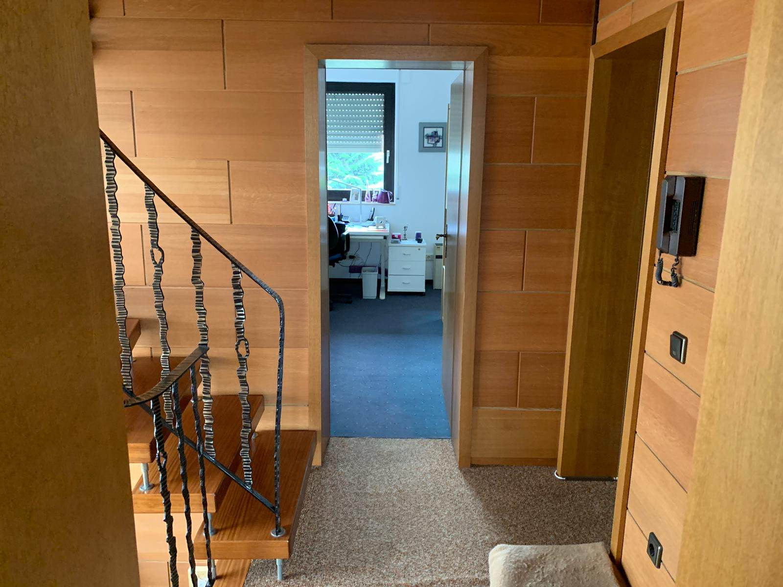 Черная лестница в проеме с окном