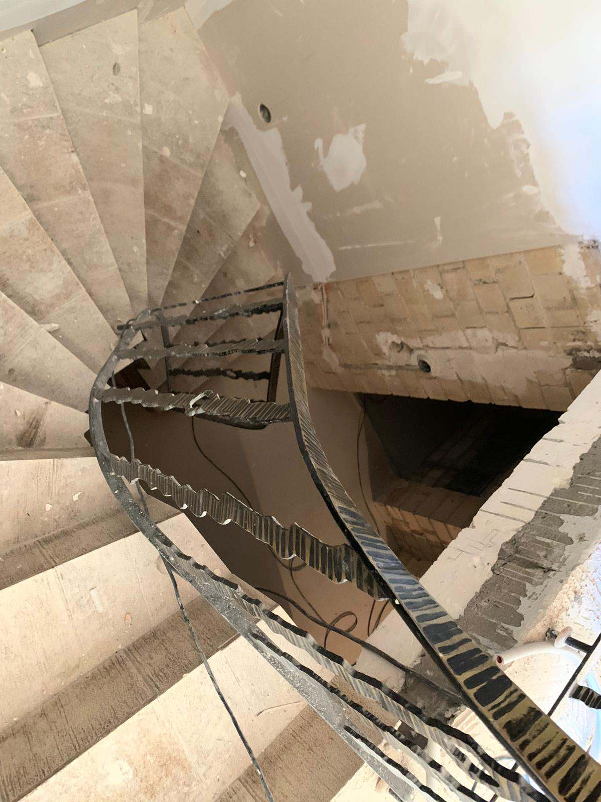 Черная лестница в проеме с окном