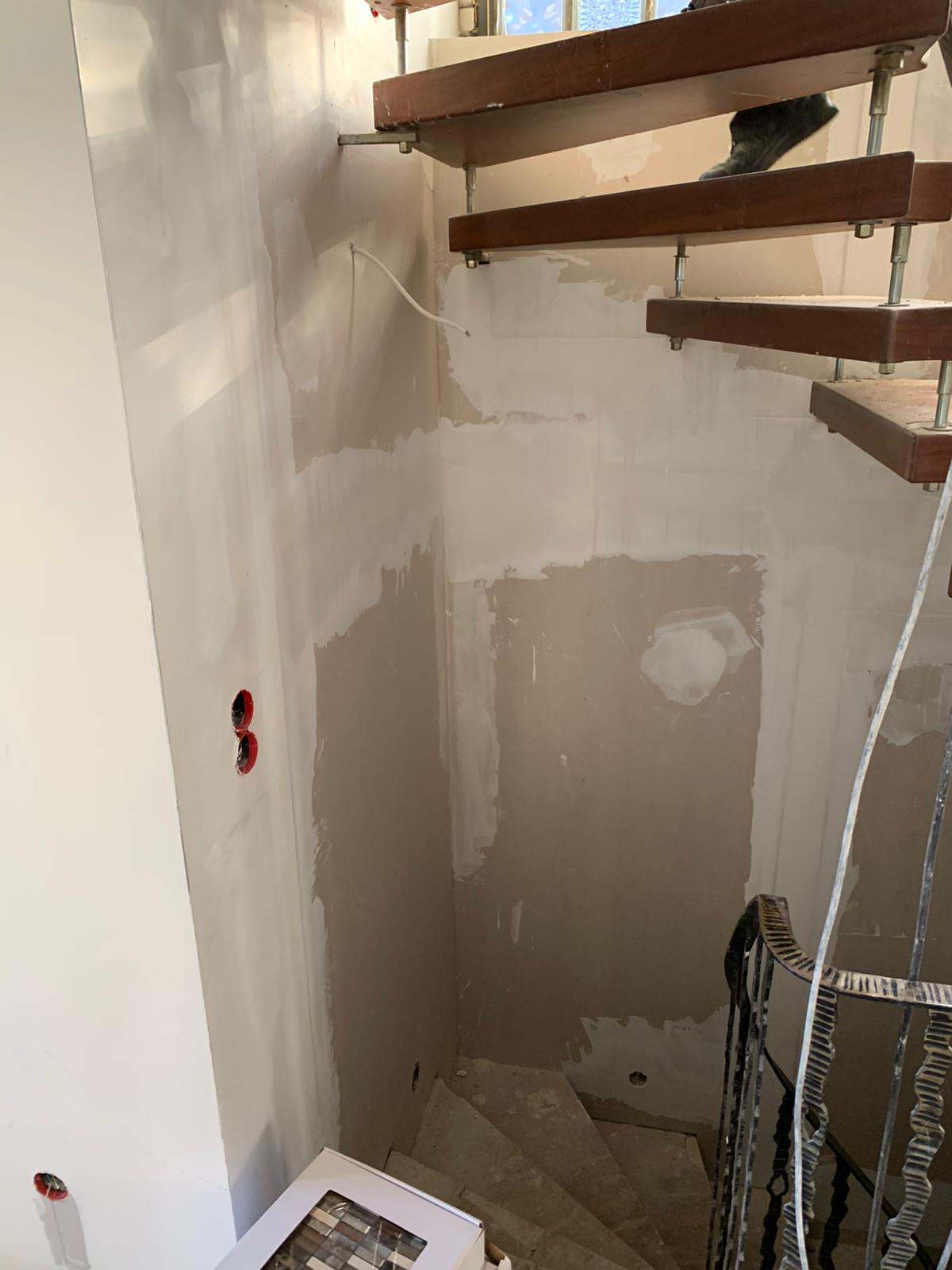 Черная лестница в проеме с окном