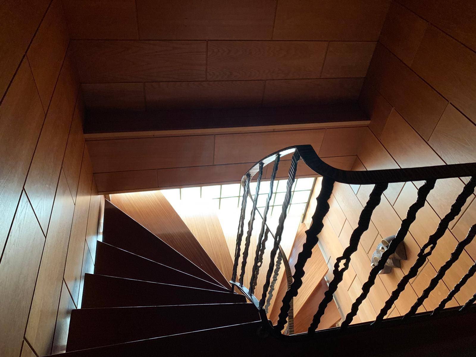 Черная лестница в проеме с окном