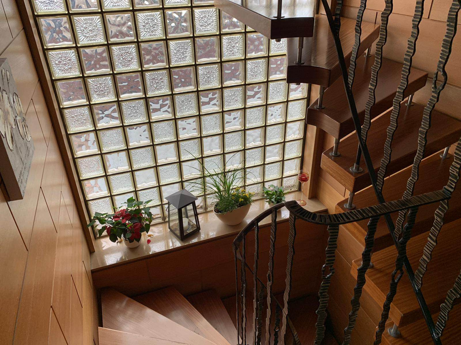 Черная лестница в проеме с окном