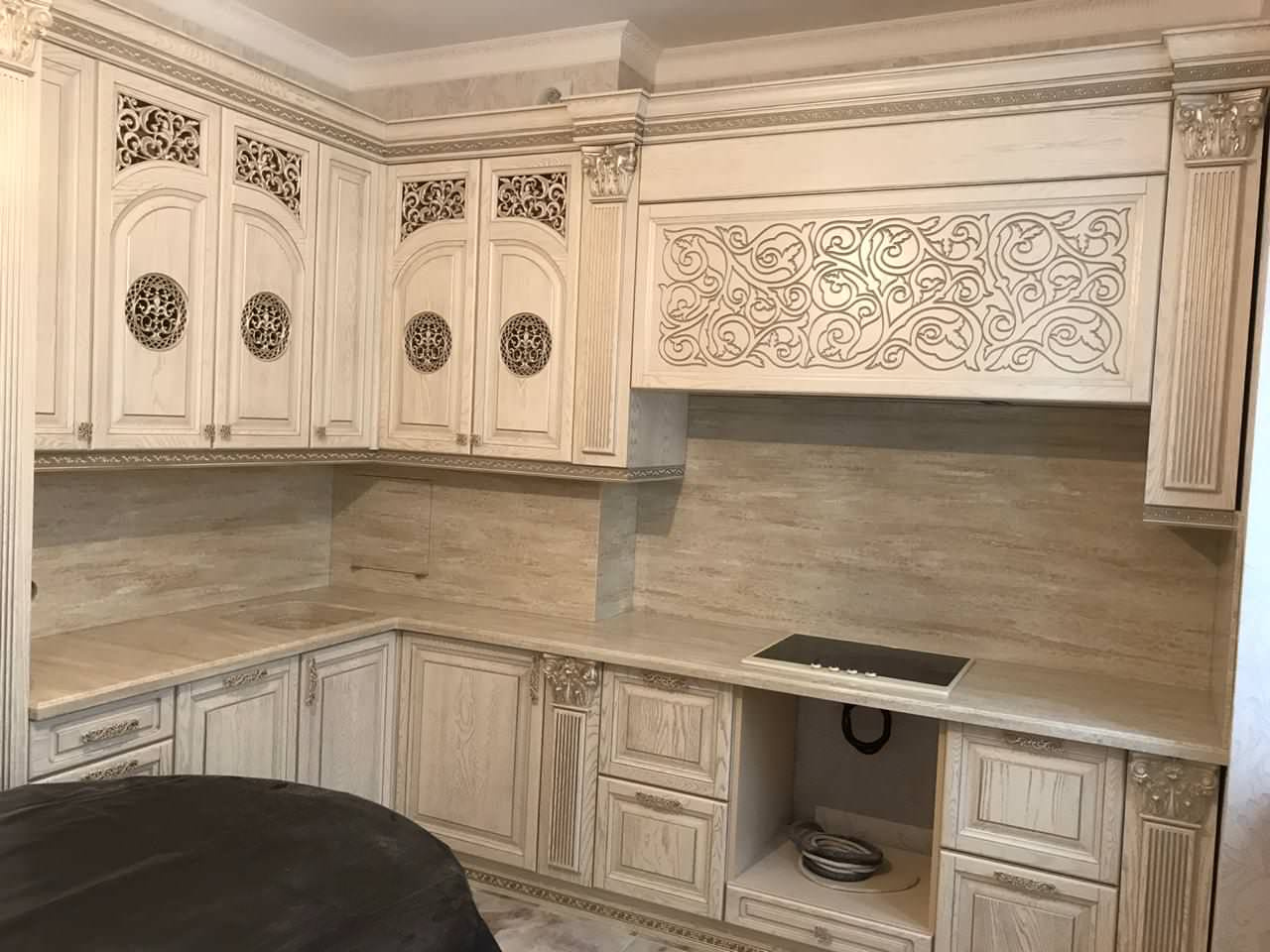 Столешницы из искусственного камня для просторной кухни